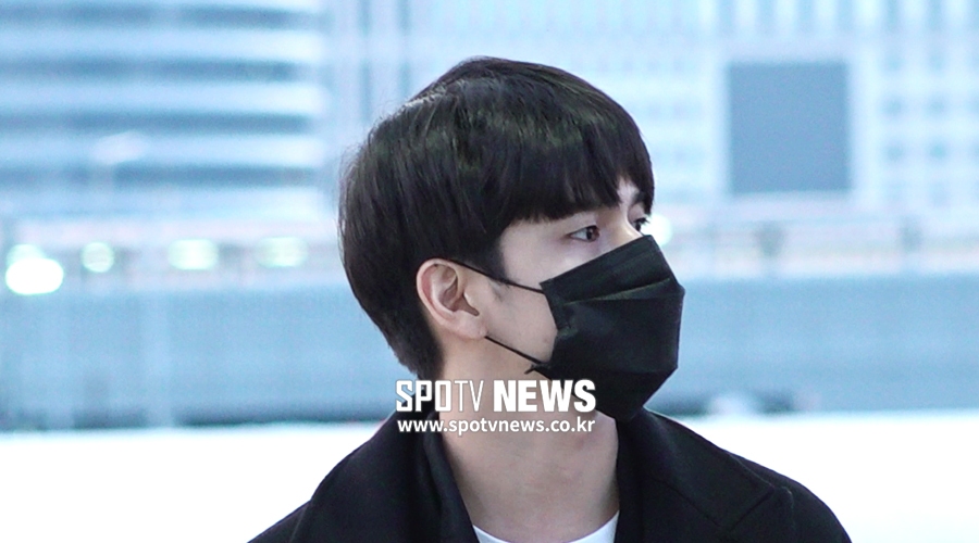 옹성우 출국, '콧대가 에베레스트' [공항패션]