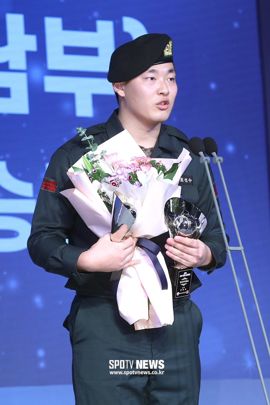 [포토S] 김유신, 남부리그 평균자책점상과 승리상 수상