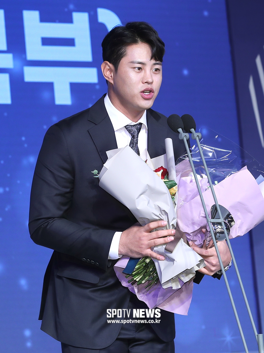 [포토S] 허정협, '홈런상 받았어요!'