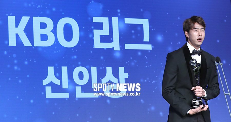 [포토S] 신인상 수상한 LG 정우영