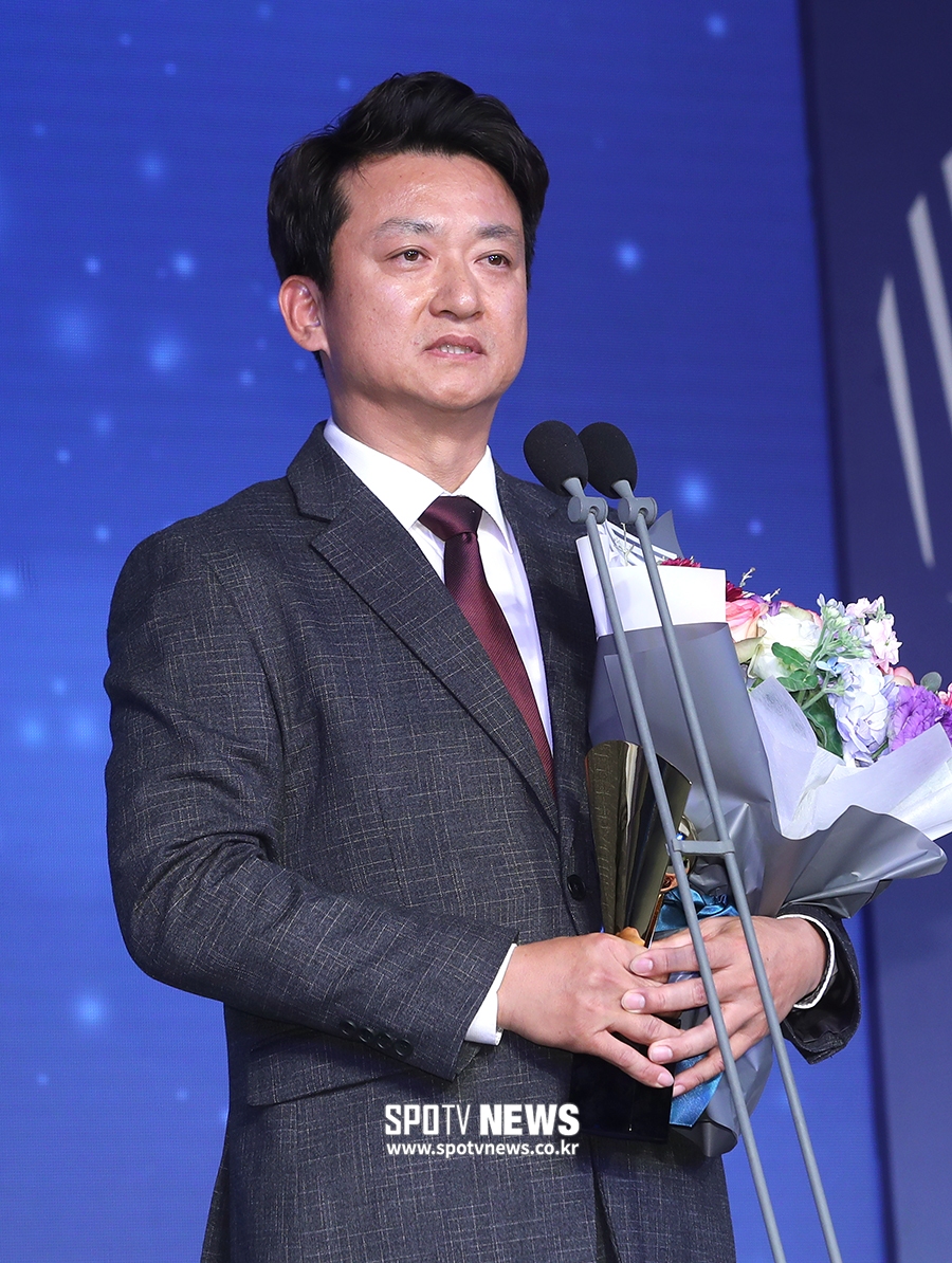[포토S] 심판상 수상한 박종철 심판