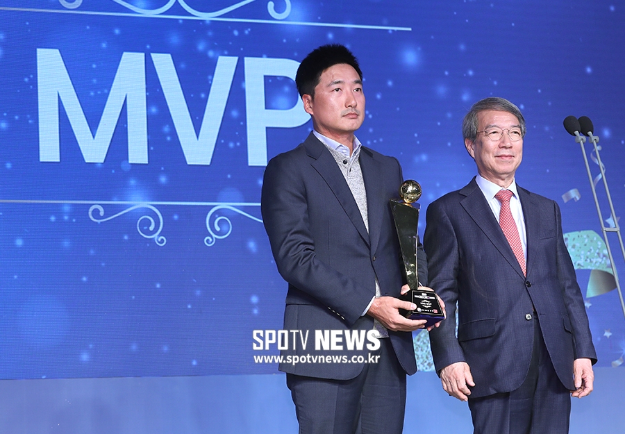 [포토S] MVP 린드블럼 대리수상 하는 정재훈 코치