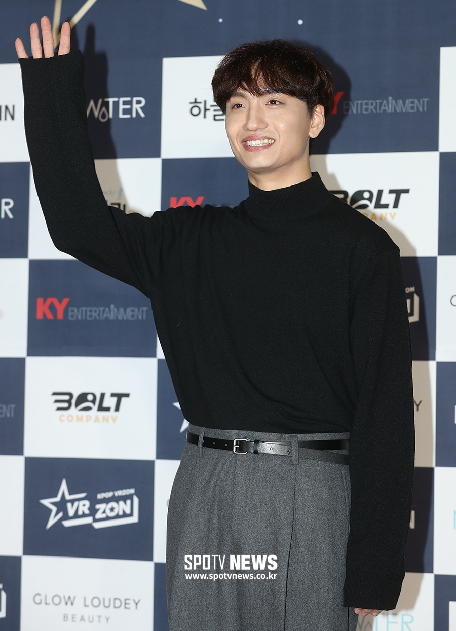 [포토S] 윤딴딴, 손 높이 들어 인사