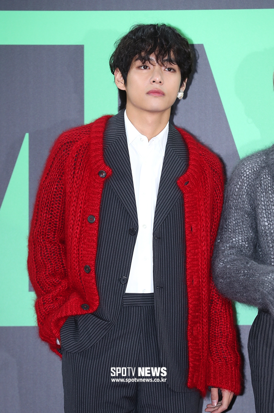 [포토S] 방탄소년단 뷔, 슈트에 레드 카디건