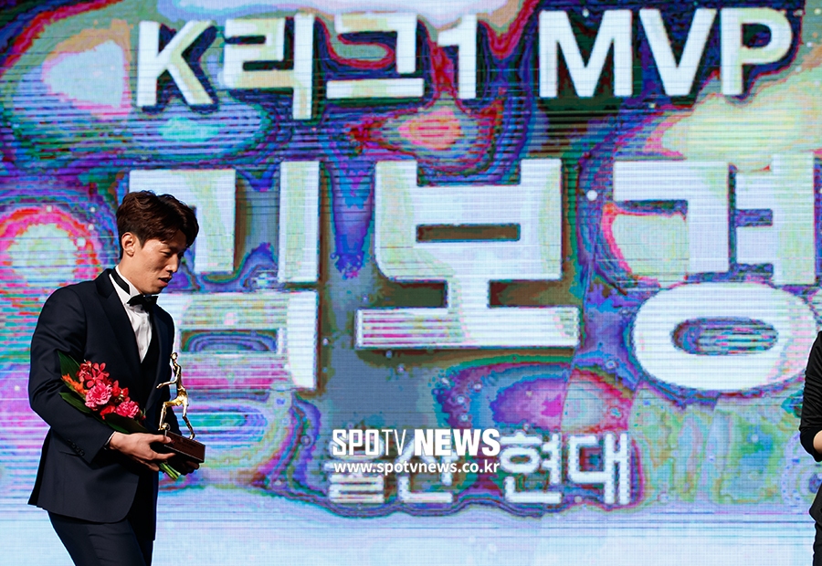 [포토S] 김보경, 감격스러운 MVP
