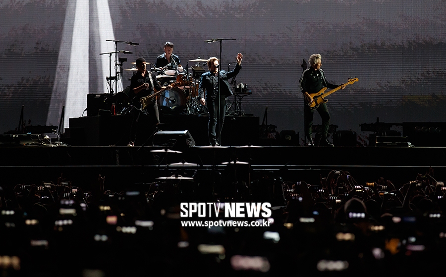 [포토S] 팬들 함성 자아내는 U2의 공연