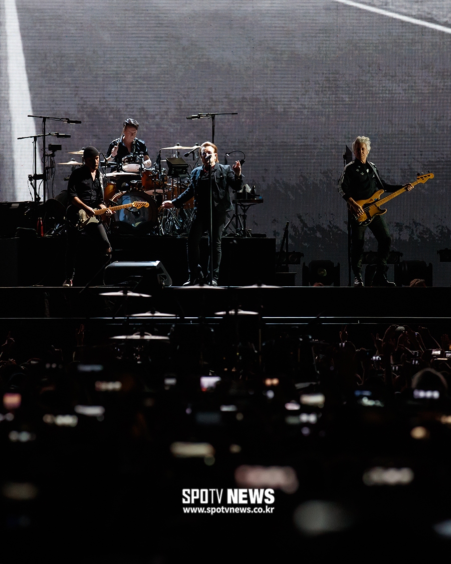 [포토S] 예술 영화 같은 U2의 내한공연