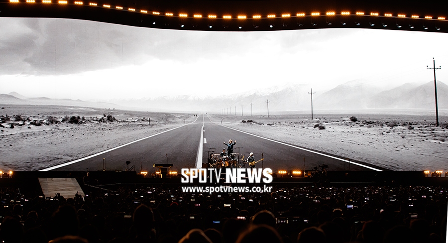 [포토S] 팬들 압도하는 U2 콘서트 스케일