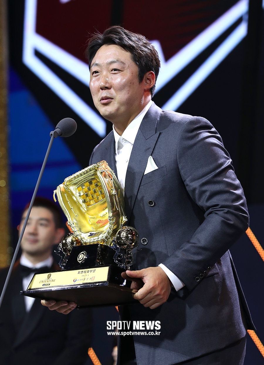 [포토S] '지명타자 GG' 페르난데스 대리수상 하는 배영수