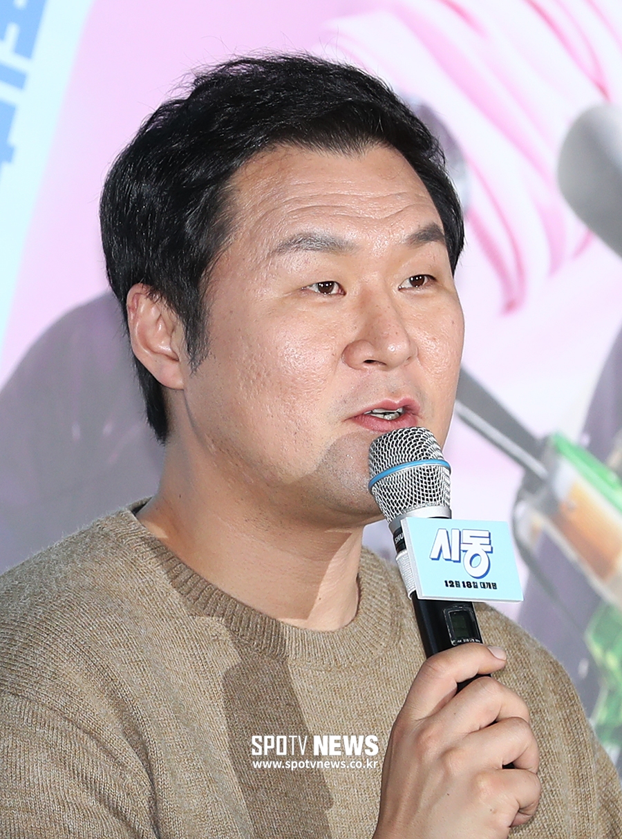 [포토S] 인사말 하는 배우 윤경호