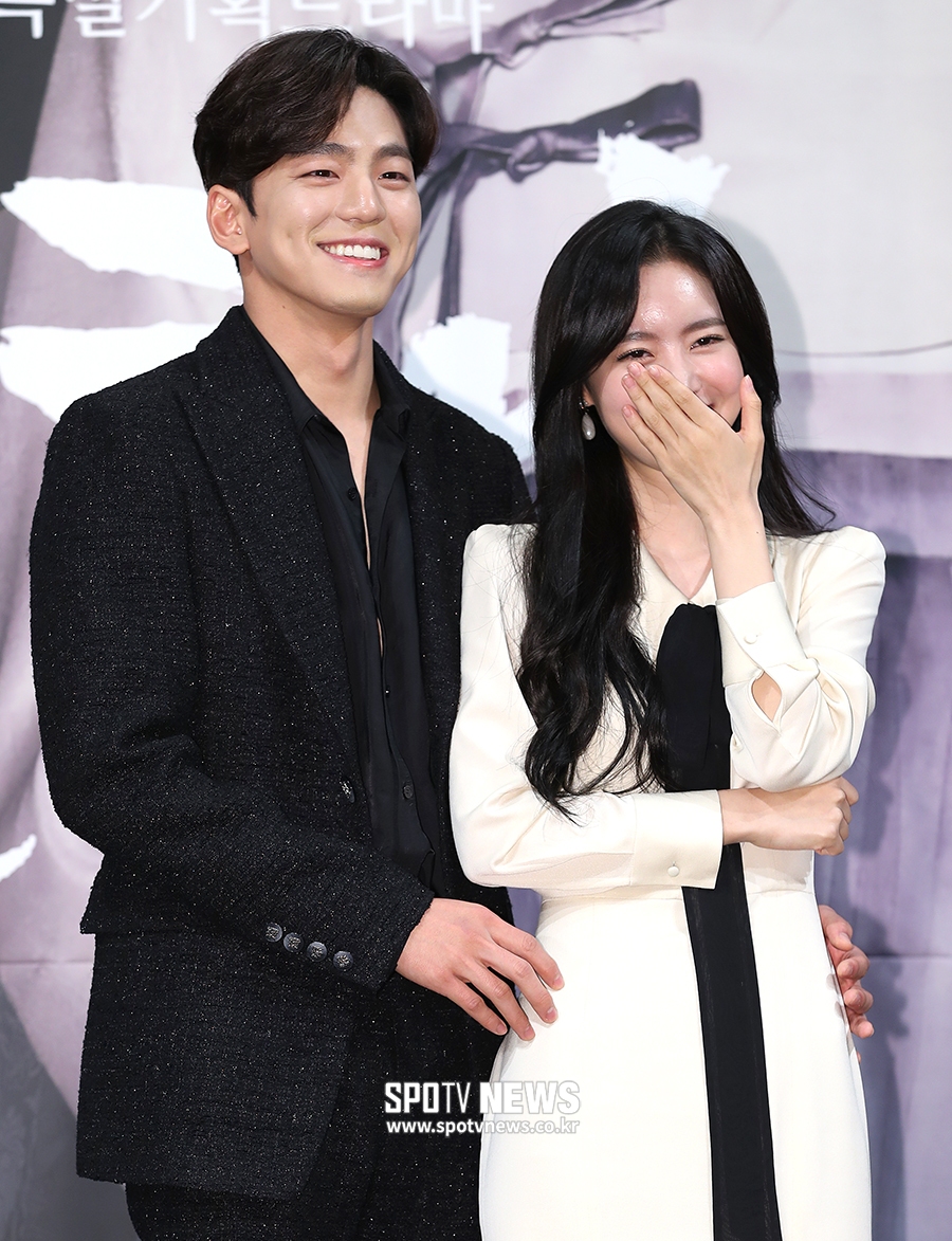 [포토S] 김민규-진세연, 사회자의 백허그 포즈 요청에 당황
