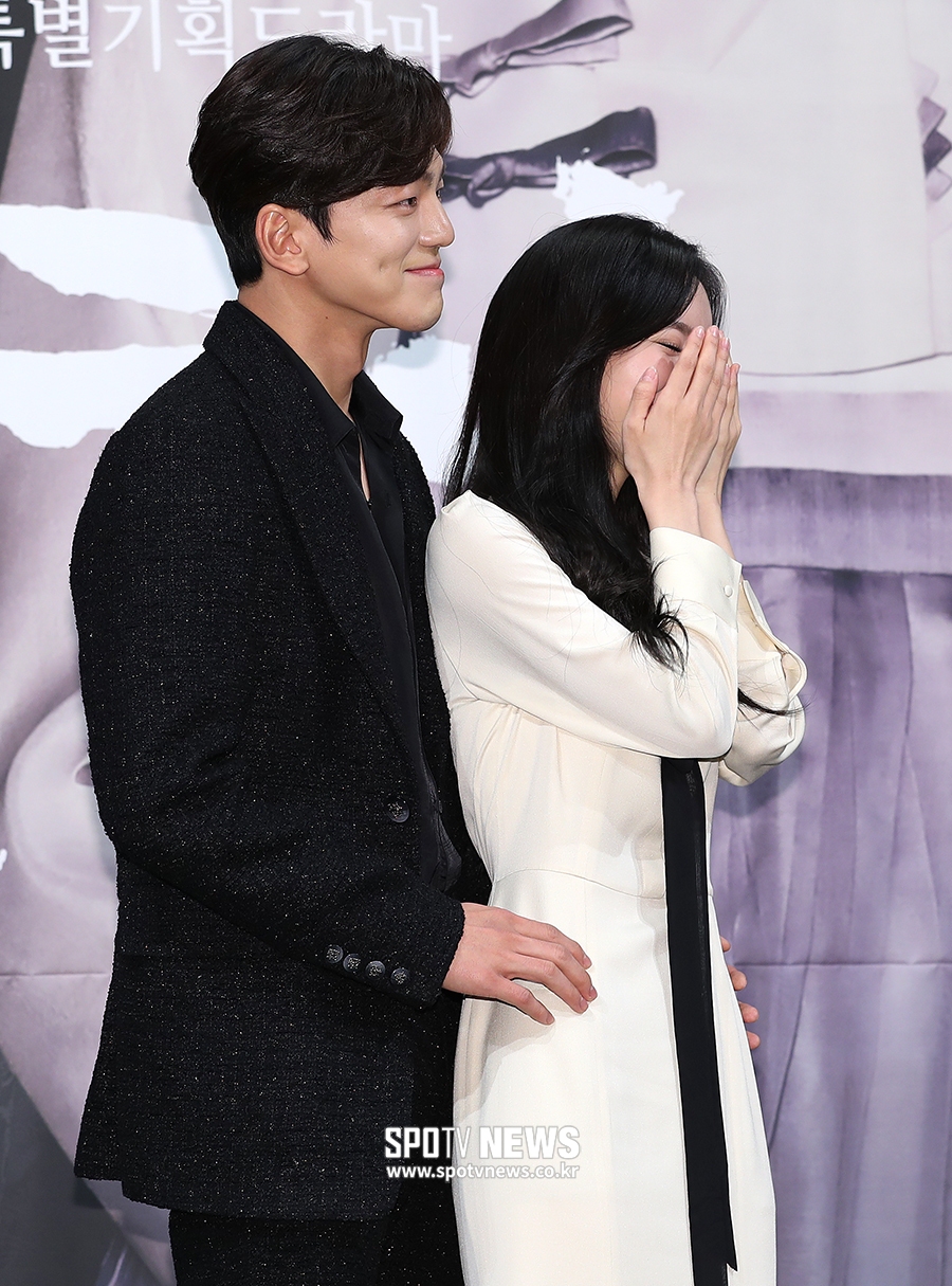[포토S] 진세연, '김민규의 백허그에 너무 부끄러워~'