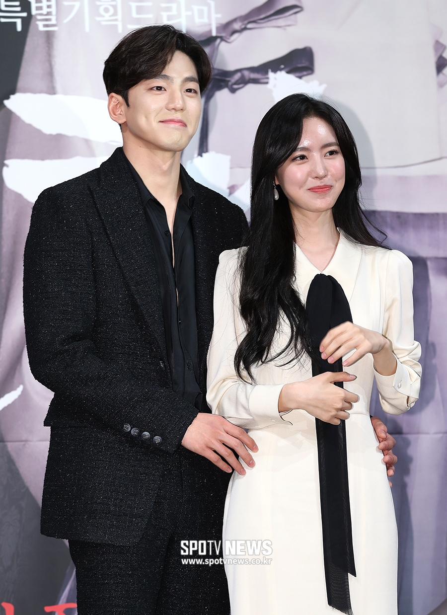 [포토S] 김민규의 백허그에 얼굴 빨개진 진세연