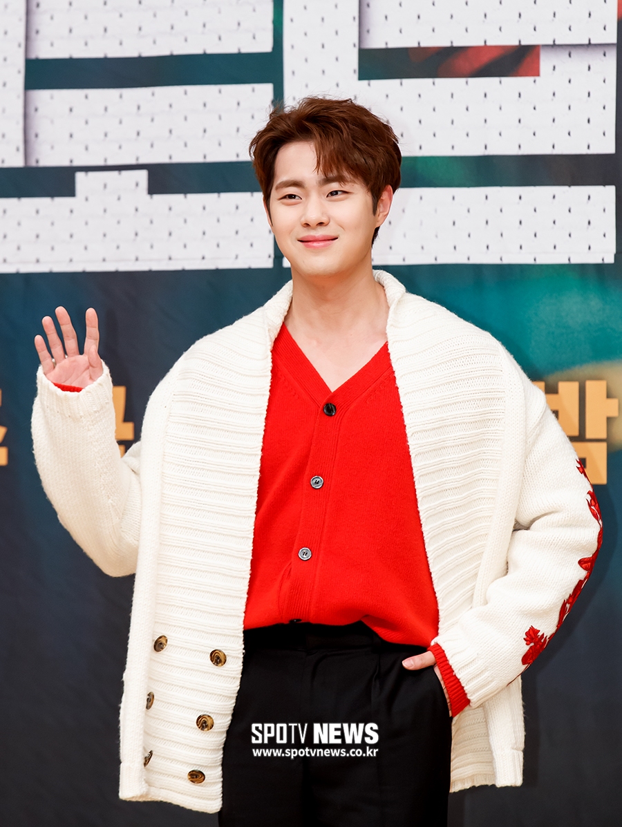 [포토S] 조병규, 가벼운 손인사