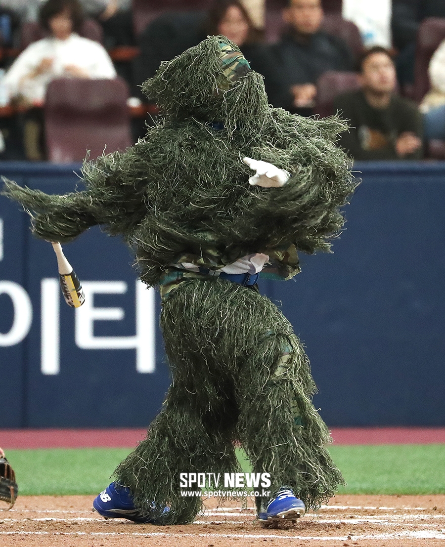 [포토S] 원태인, 길리슈트 입고 힘찬 스윙!