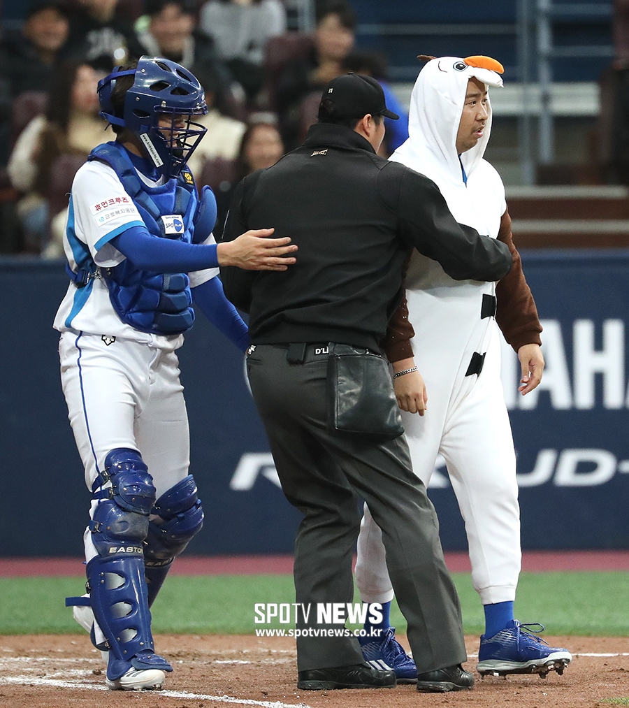 [포토S] '화난 올라프' 유희관, '투수 김하성! 볼이 이상하잖아!'
