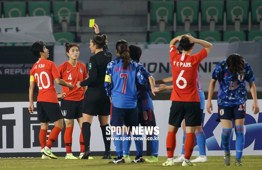 [포토S] 옐로 카드 받는 심서연