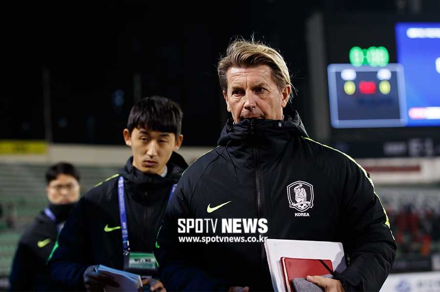 [스토리S] 콜린 벨 감독, '격한 표현과 행동으로 여자 축구를 변화 시킨다'