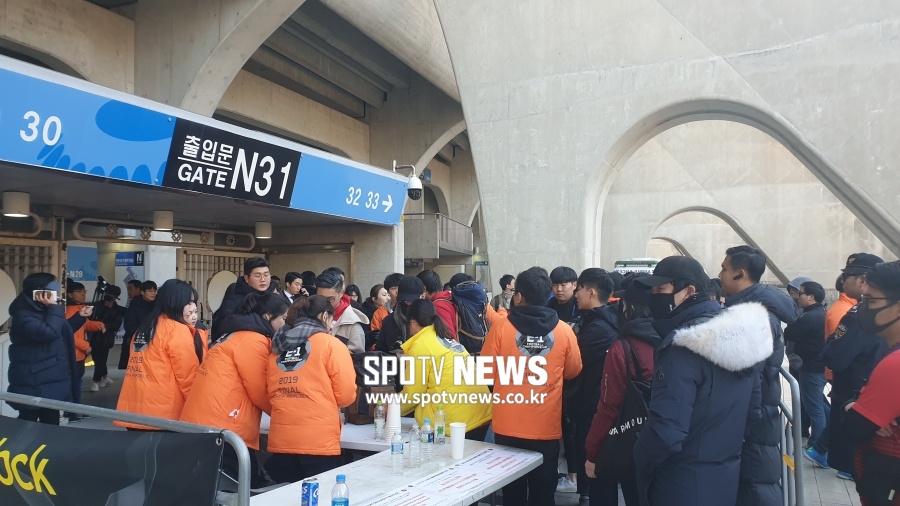 [SPO 현장]정치적 문구 의류 압수…홍콩-중국팬 생목으로 열띤 응원