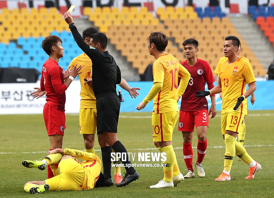 [포토S] 홍콩-중국전, 거친 몸싸움에 경고 카드까지