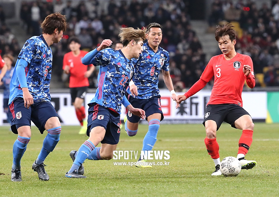[포토S] 김진수, 일본 수비수 셋을 따돌리며