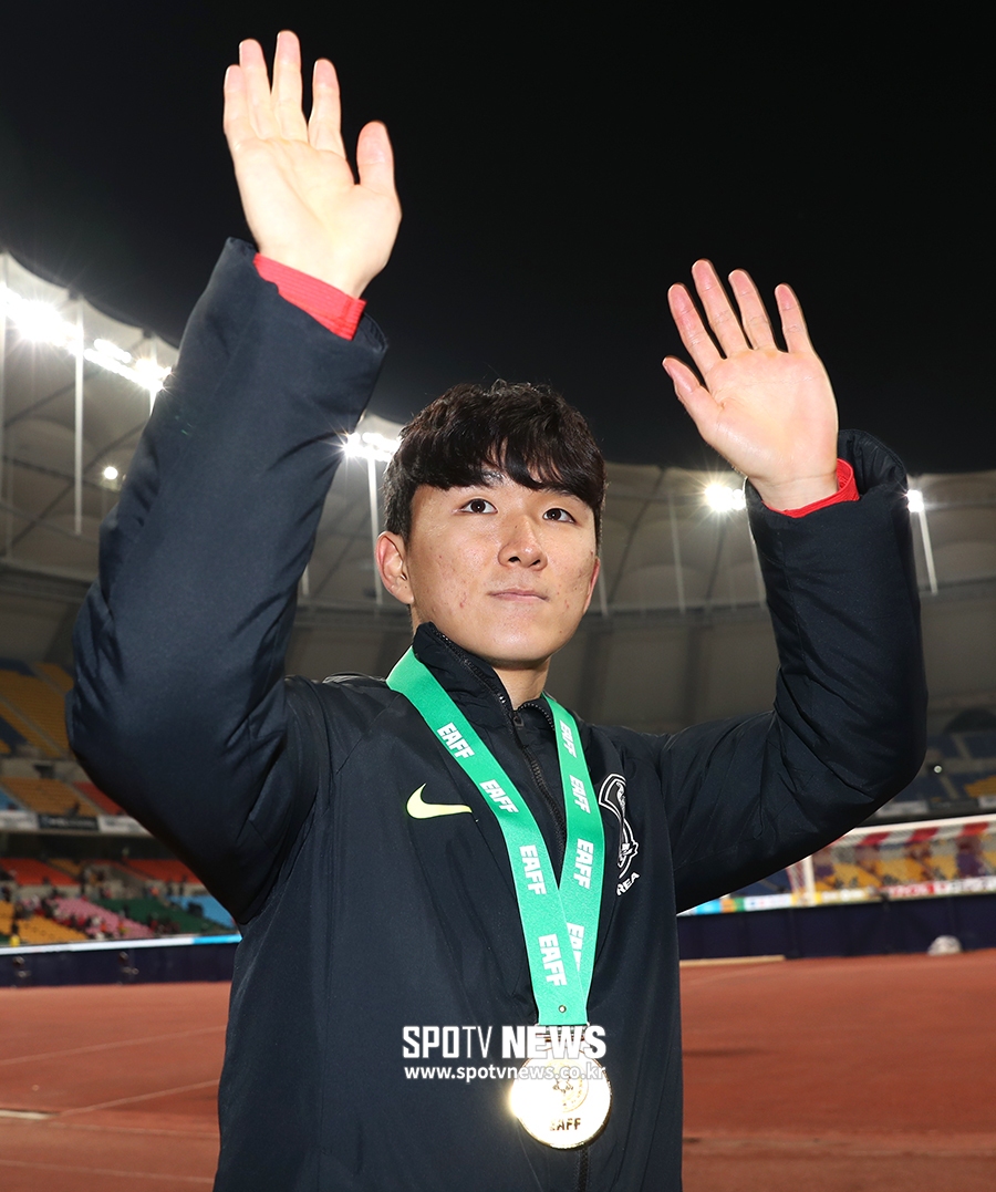 [포토S] 팬들에게 인사하는 MVP 황인범