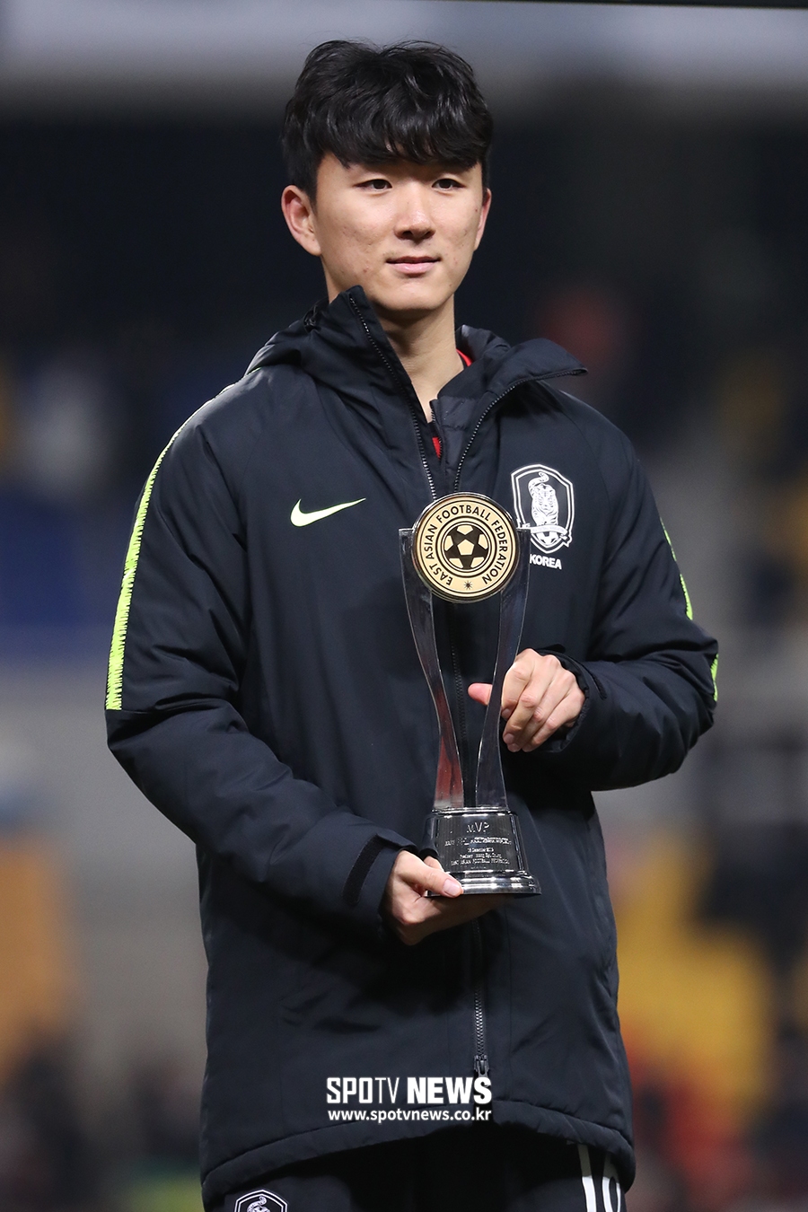 [포토S] '한일전 승리의 주역' 황인범, MVP 트로피 들고!