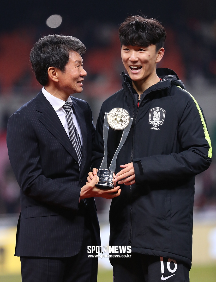 [포토S] 동아시안컵 MVP 황인범, 정몽규 회장과 기념 촬영