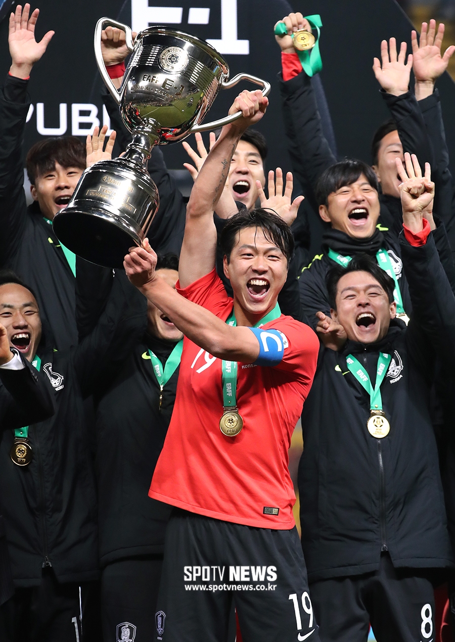 [포토S] 동아시안컵 3연패 한국, 우승 트로피 높게 들어올리며!