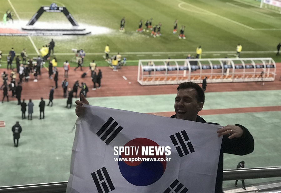 “손흥민 없어도 한국 강했다" 영국에서 온 남자, 한일전 승리에 취했다