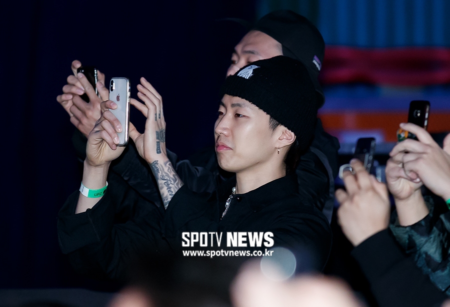 [포토S] 정찬성 찍는 사장님 박재범