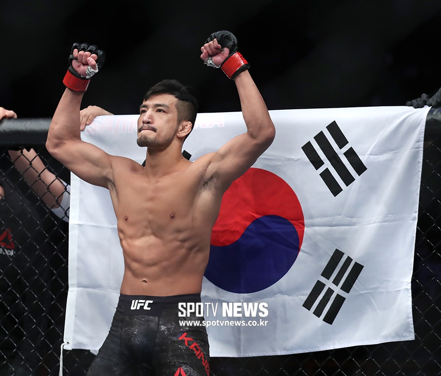 [포토S] '미스터 퍼펙트' 강경호, 태극기와 함께