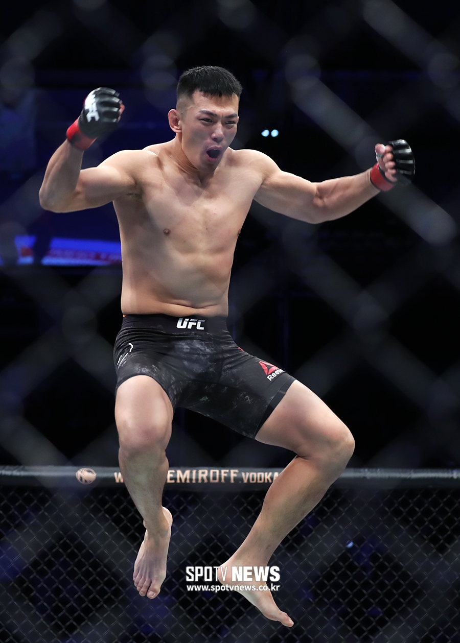 [포토S] 정다운, TKO 승리 거둔 후 포효!