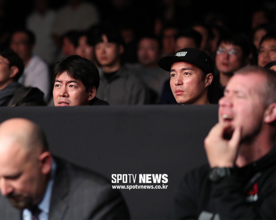 [포토S] 이상윤-오민석, 긴장된 눈빛으로 UFC 부산 직관
