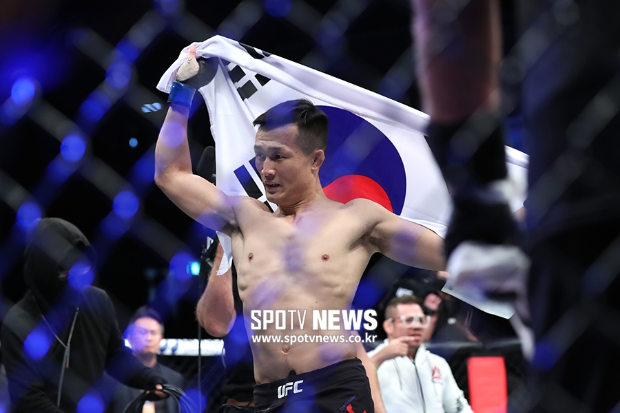 [포토S] 태극기 두른 정찬성, 에드가에 TKO승!