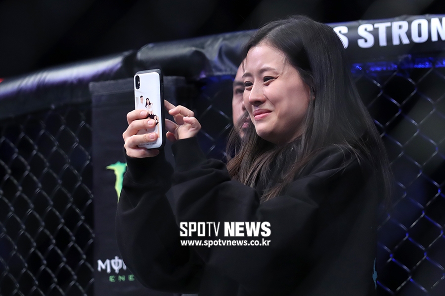 [포토S] 남편 정찬성 바라보며 눈물 흘리는 아내 박선영씨