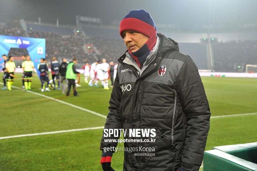 백혈병 투병 미하일로비치 감독 "축구 해야 더 살 수 있을 것 같아"