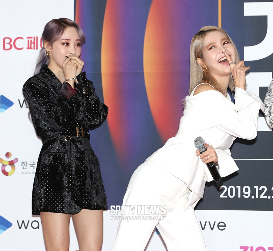 [포토S] 문별, '솔라의 깨발랄에 깜짝!'