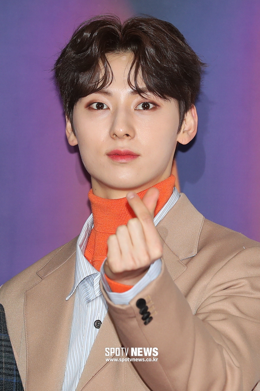 [포토S] 뉴이스트 황민현, 황제의 하트