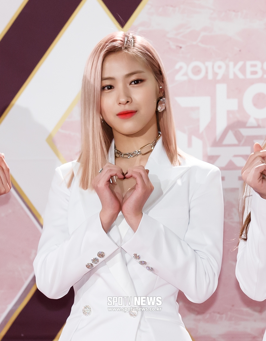 [포토S] 있지 류진, 아담한 손하트