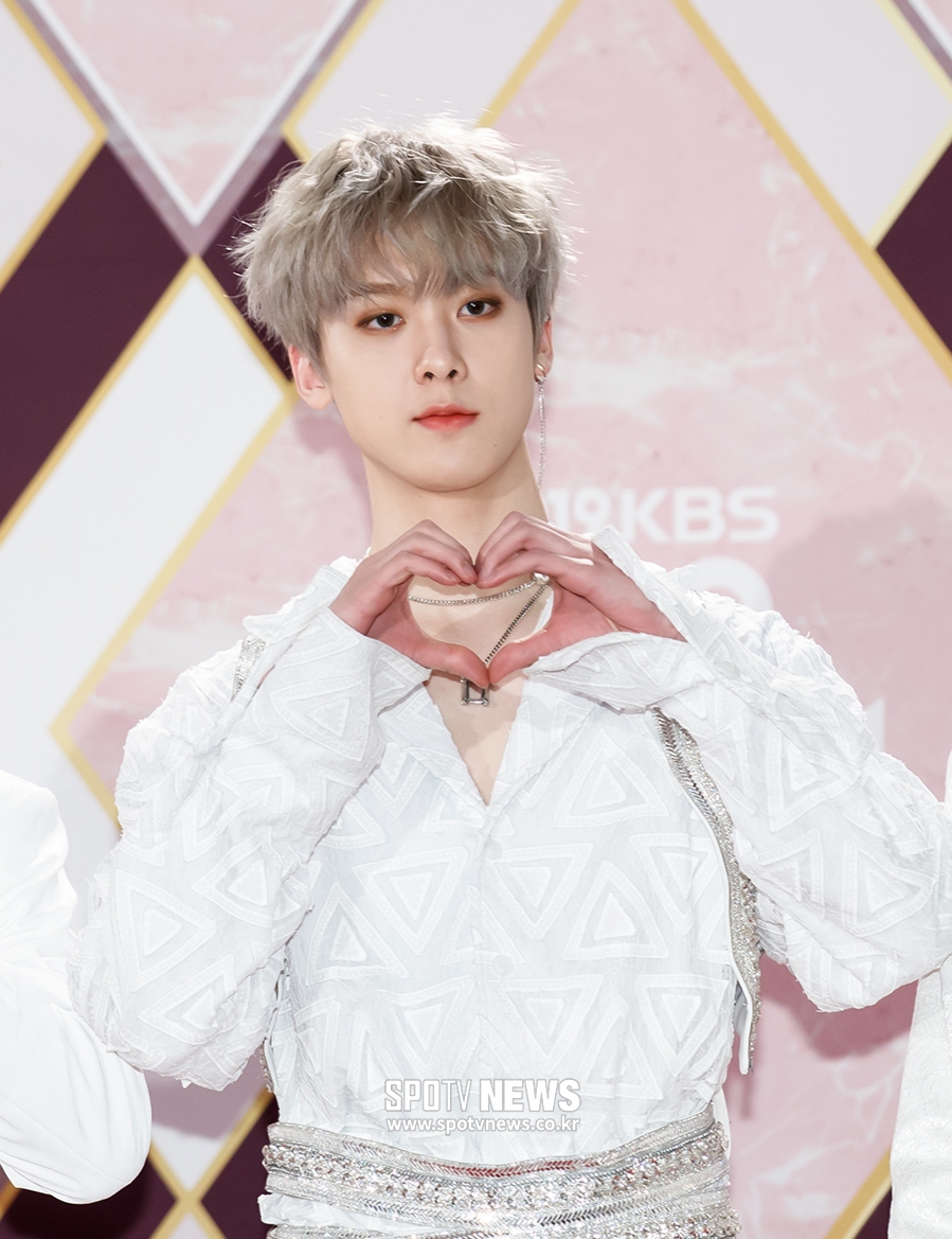 [포토S] 아스트로 윤산하, 남자다운 손하트