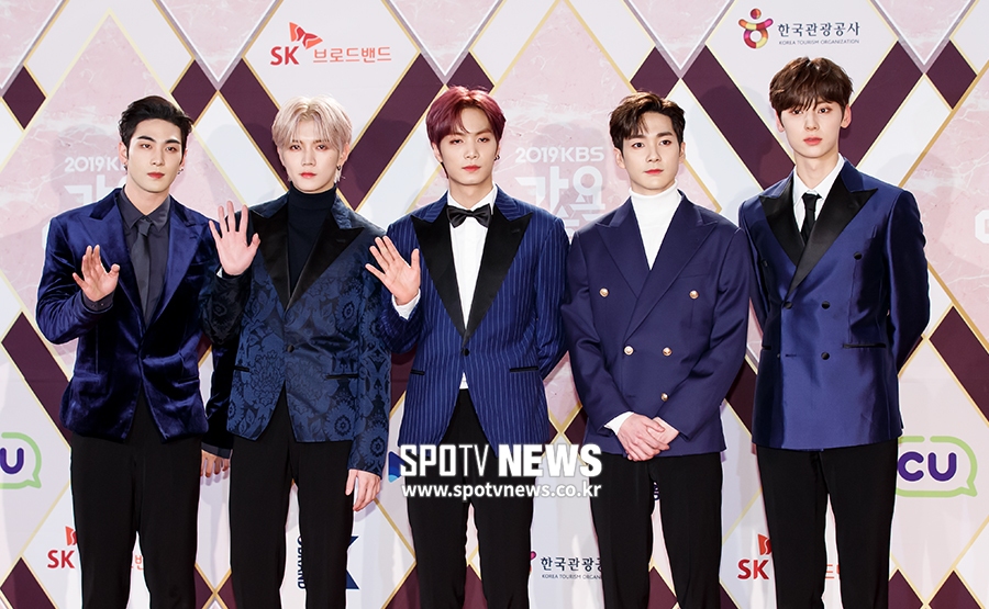 [포토S] 뉴이스트, 블루 재킷 입고 매력 발산