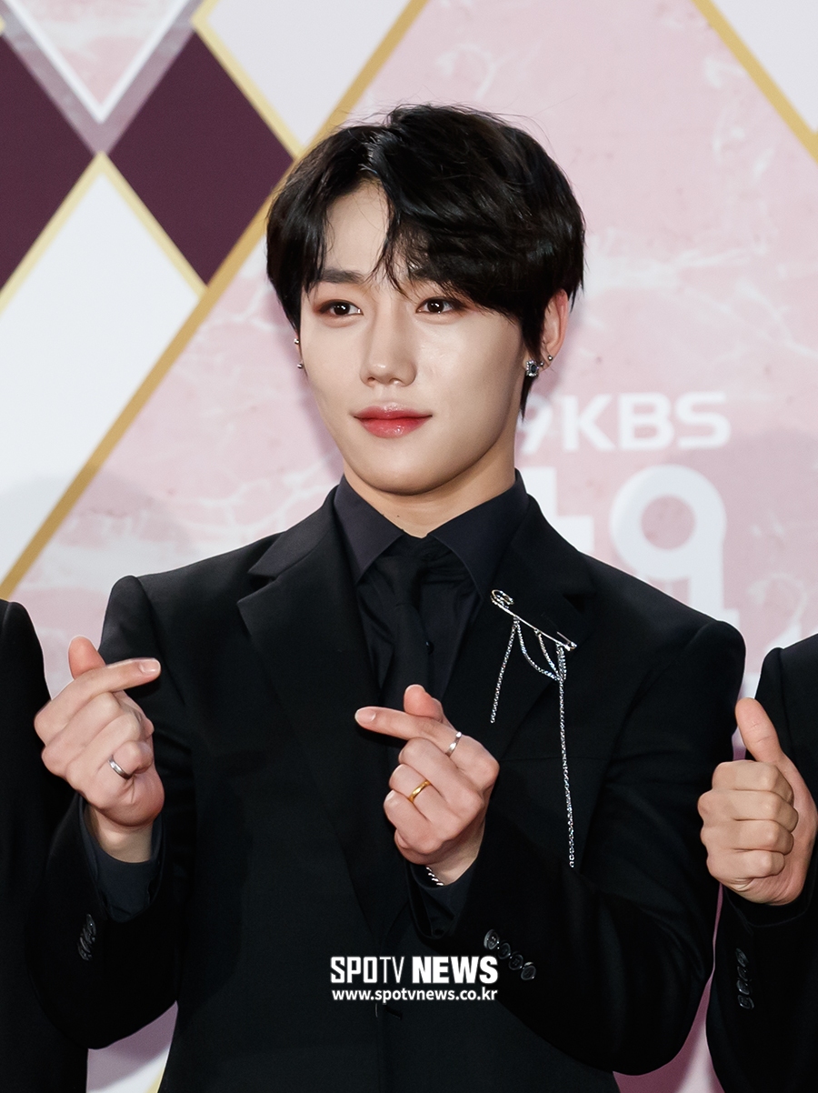 [포토S] 골든차일드 장준, 귀여운 손하트