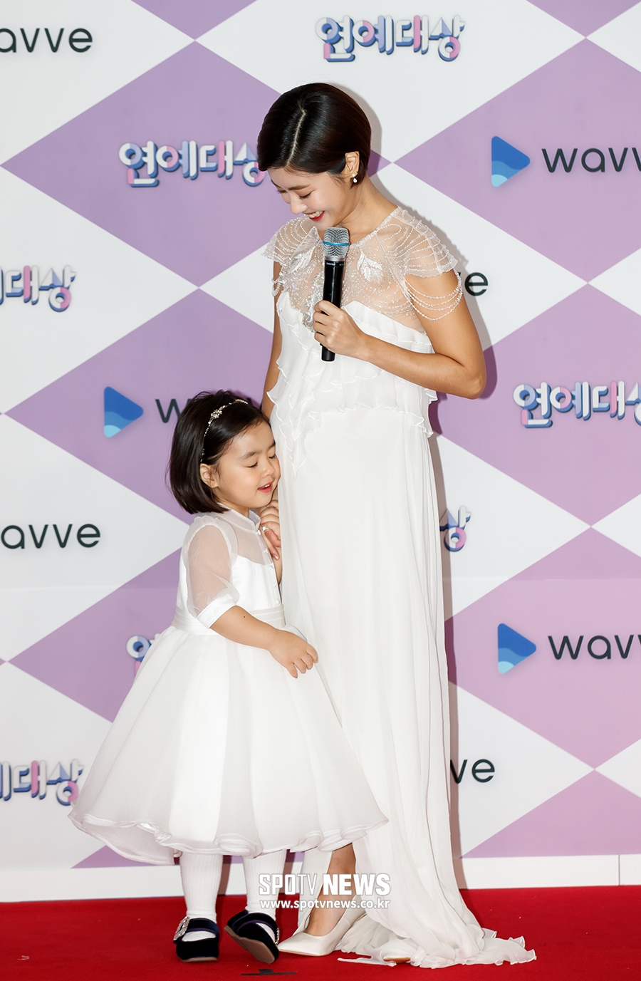 [포토S] 이윤지 딸 라니, 엄마 배 안의 동생을 느끼며