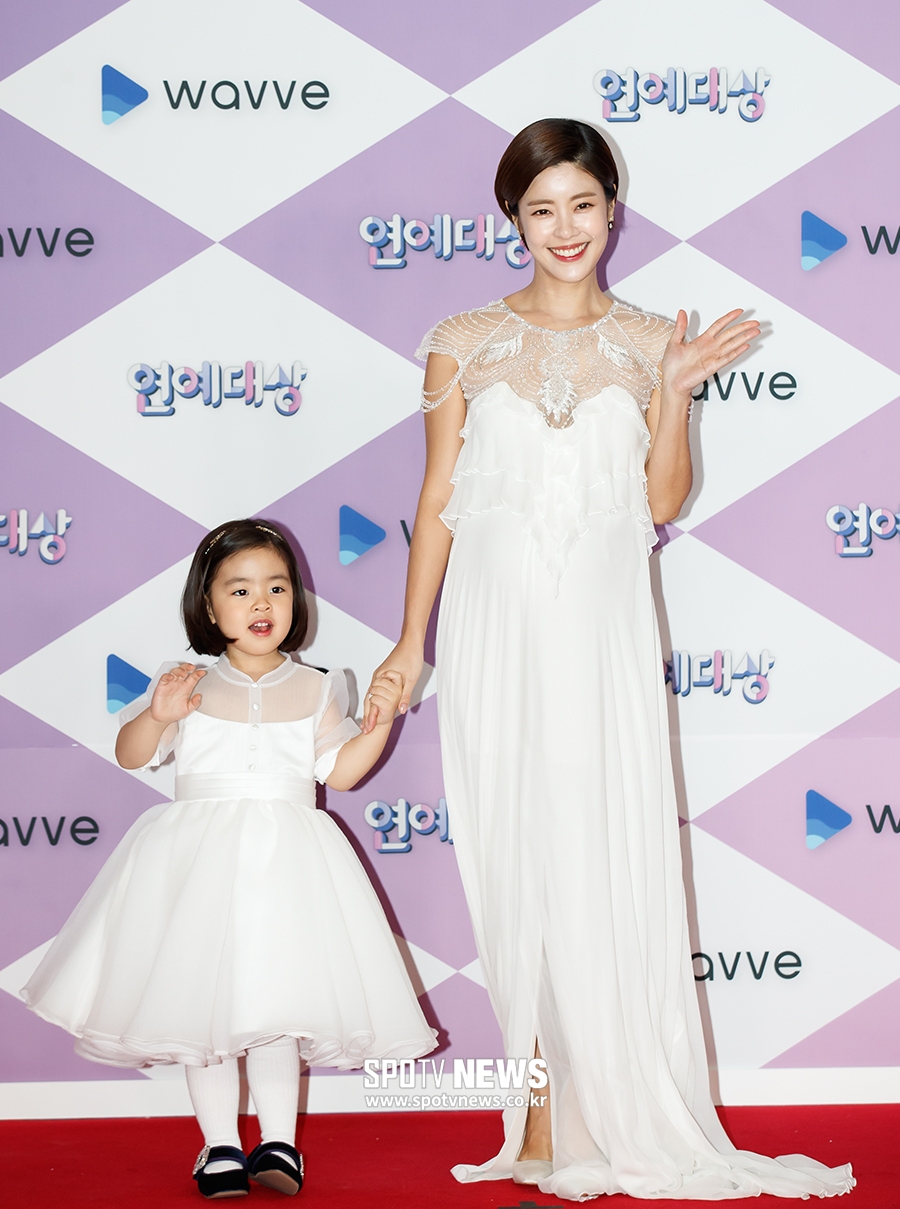 [포토S] 이윤지, 귀여운 딸 라니와 우아한 손인사