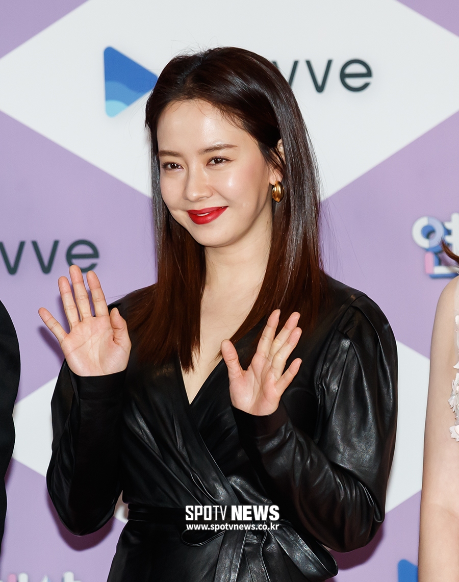 [포토S] 송지효, 섹시한 손인사