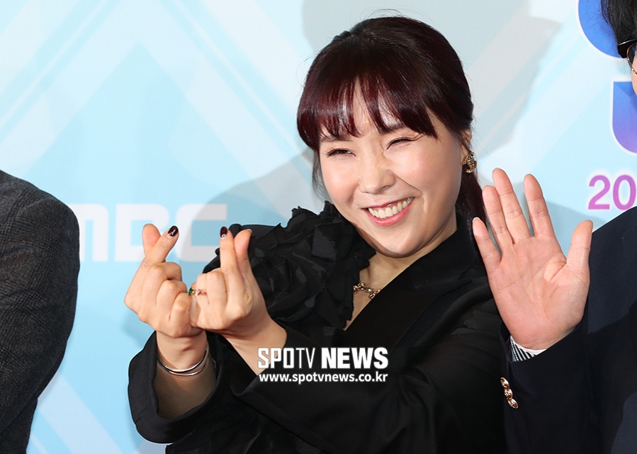 [포토S] 신봉선, 섹시한 하트