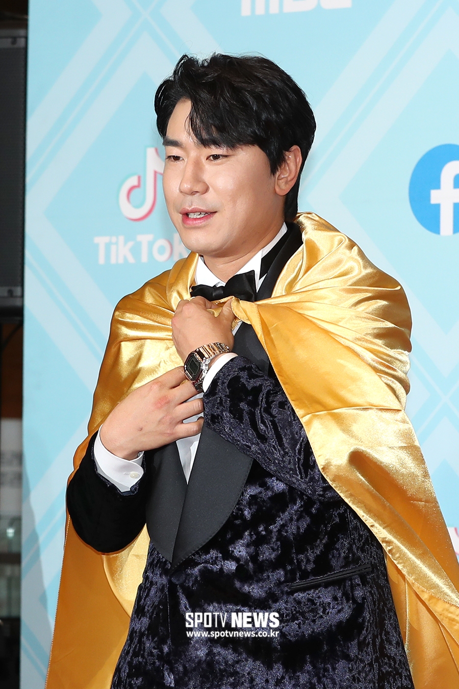 [포토S] 이시언, 황금 망토 펄럭