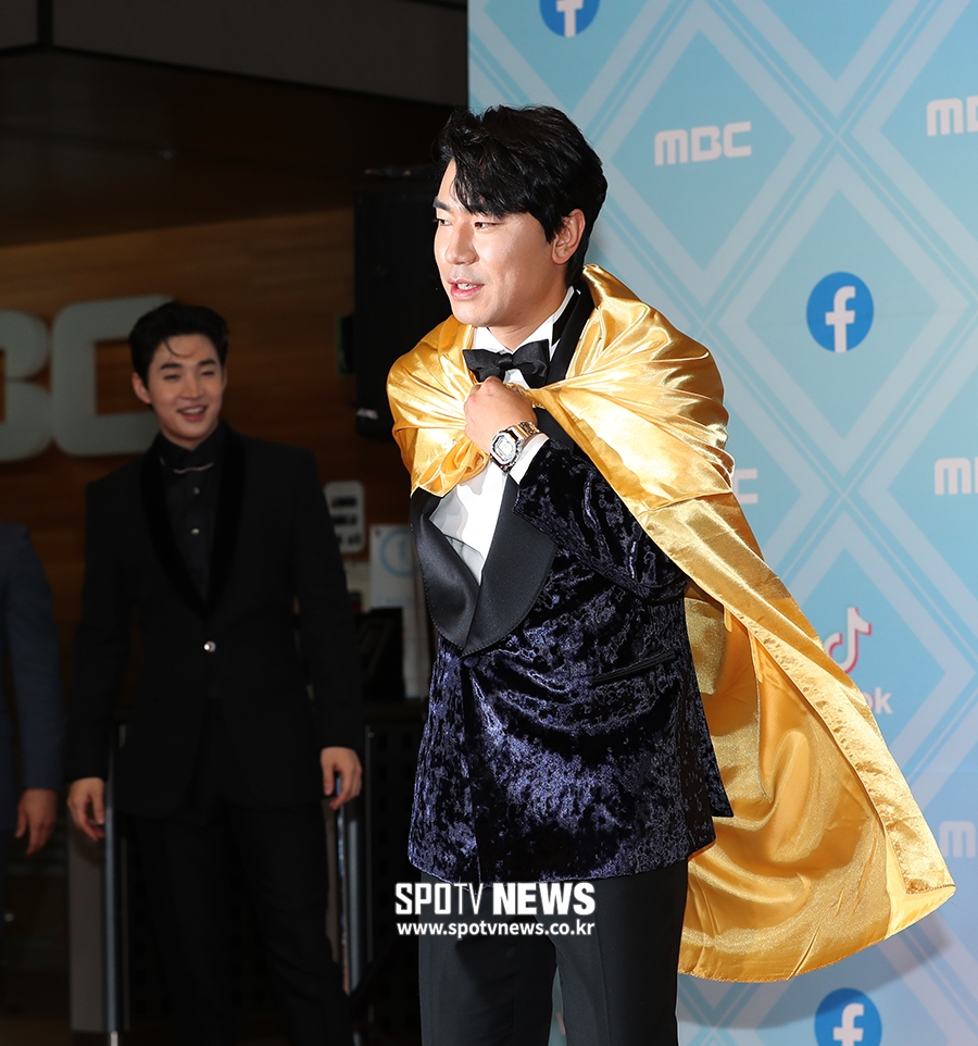 [포토S] 황금 망토 두른 이시언