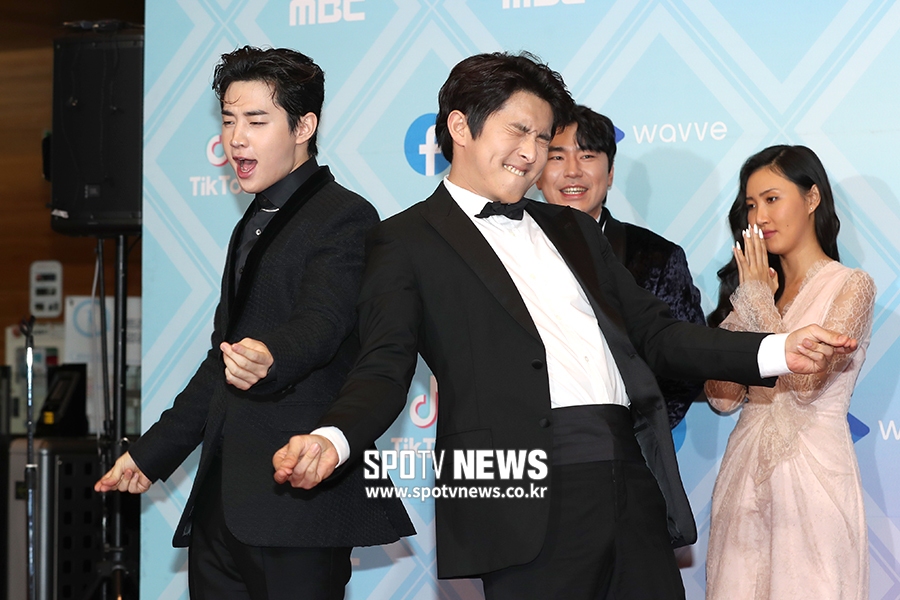 [스토리S] '베스트커플상' 기안84-헨리, 연예대상에서도 빛나는 얼간이형제 '케미'
